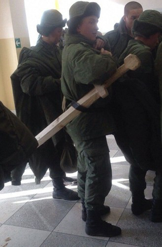 Hài hước lính Nga dùng súng gỗ trong huấn luyện ảnh 4