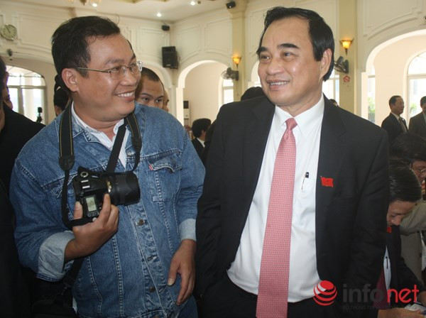 Chủ tịch UBND TP Đà Nẵng trả lời báo chí về thông tin phản ảnh Thiếu tướng Phan Như Thạch xây biệt thự trái phép dưới chân núi Hải Vân. Ảnh: HC