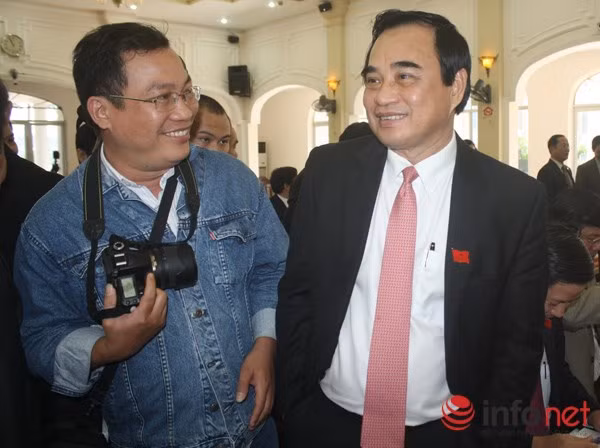 Chủ tịch UBND TP Đà Nẵng trả lời báo chí về thông tin phản ảnh Thiếu tướng Phan Như Thạch xây biệt thự trái phép dưới chân núi Hải Vân. Ảnh: HC