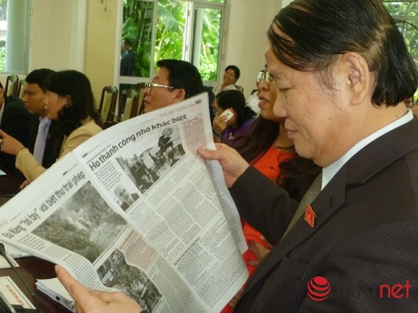 Ông Huỳnh Nghĩa - Phó Chủ tịch HĐND TP Đà Nẵng đọc các bài báo phản ảnh việc Thiếu tướng Phan Như Thạch xây dựng biệt thự trái phép dưới chân núi Hải Vân. Ảnh: HC