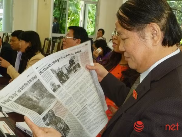 Ông Huỳnh Nghĩa - Phó Chủ tịch HĐND TP Đà Nẵng đọc các bài báo phản ảnh việc Thiếu tướng Phan Như Thạch xây dựng biệt thự trái phép dưới chân núi Hải Vân. Ảnh: HC