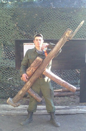 Hài hước lính Nga dùng súng gỗ trong huấn luyện ảnh 3