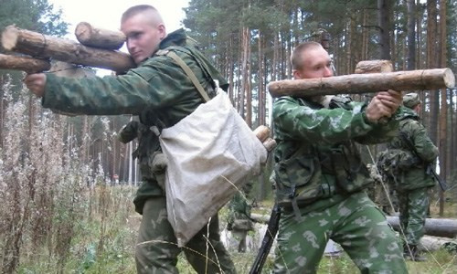 Hài hước lính Nga dùng súng gỗ trong huấn luyện ảnh 2