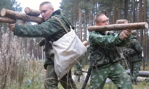 Hài hước lính Nga dùng súng gỗ trong huấn luyện ảnh 2