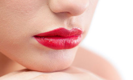 Cánh hoa hồng đỏ cũng là thứ giúp đôi môi bạn đẹp hơn. trị môi thâm