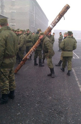 Hài hước lính Nga dùng súng gỗ trong huấn luyện ảnh 5