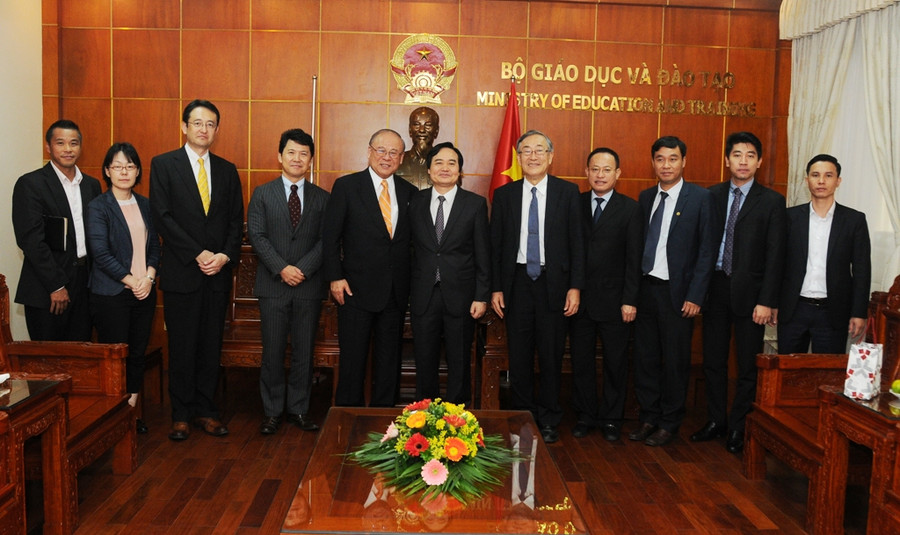 Bộ trưởng Phùng Xuân Nhạ, ngài Tsutomo Takebe chụp ảnh lưu niệm cùng đại diện hai bên có mặt trong buổi tiếp xã giao.