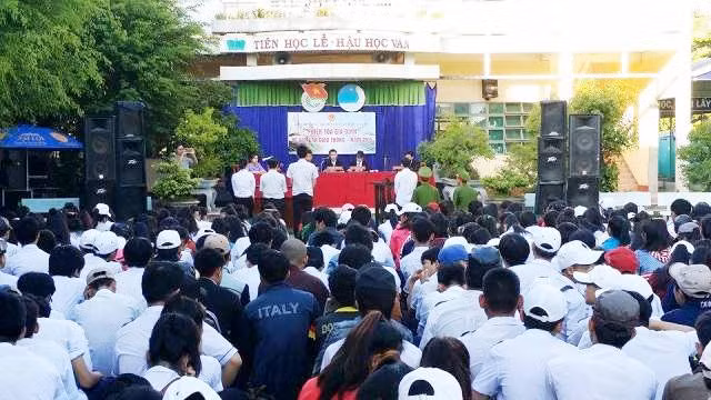 Quang cảnh phiên tòa giả định diễn ra tại Trường THPT Nguyễn Huệ (Bình Định)