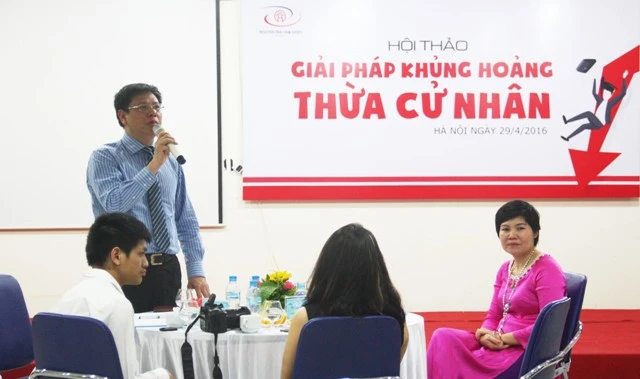 Các doanh nghiệp trao đổi giải pháp cho vấn đề khủng hoảng cử nhân do Trường ĐH Nguyễn Trãi tổ chức.