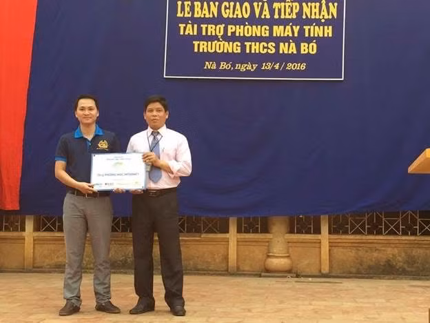 Ông Hoàng Huy – Giám đốc dự án Ngàn Máy Tính Triệu Ước Mơ trao tặng phòng học Internet cho Đại diện Trường THCS Nà Bó