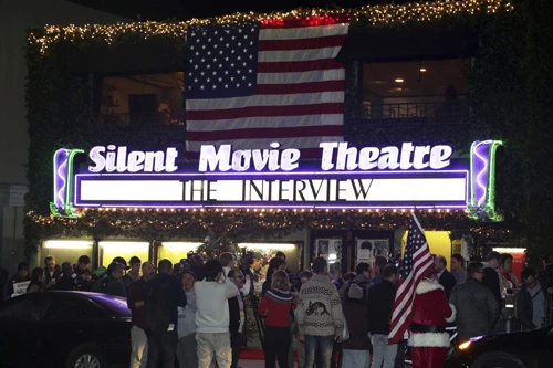 Khán giả xếp hàng mua vé The Interview ở rạp Silent Movie (Los Angeles, California) nửa đêm 24/12. Ảnh: Reuters
