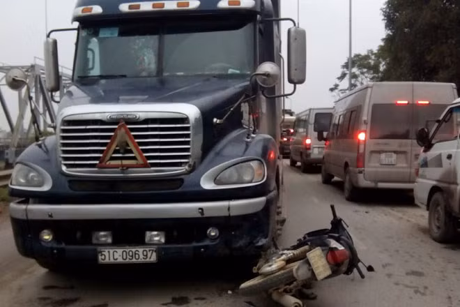 Xe máy chui vào gầm container, Quốc lộ 1A hỗn loạn, tắc hàng km