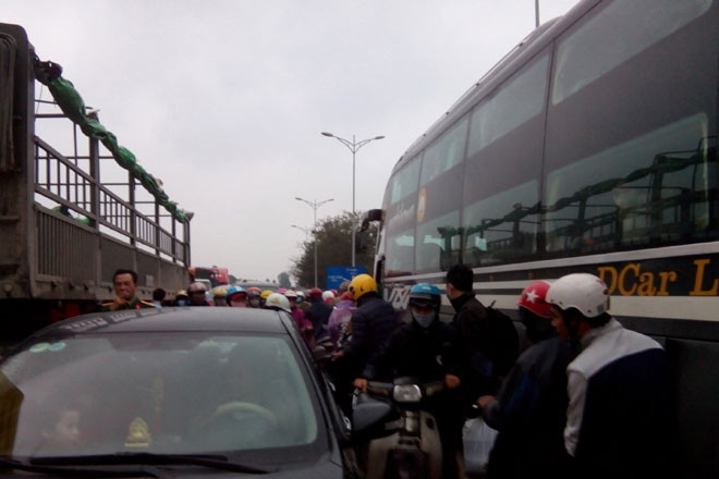 Giao thông trở nên hỗn loạn sau vụ va chạm giữa xe máy và xecontainer Giao thông trở nên hỗn loạn sau vụ va chạm giữa xe máy và xecontainer