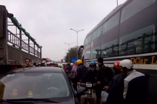 Giao thông trở nên hỗn loạn sau vụ va chạm giữa xe máy và xecontainer