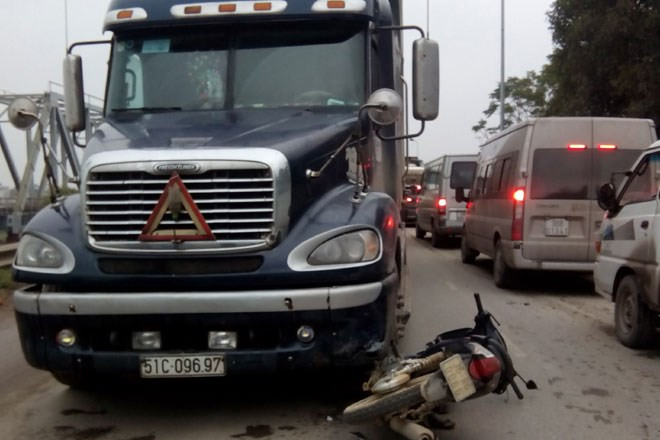 Xe máy chui vào gầm container, Quốc lộ 1A hỗn loạn, tắc hàng km ảnh 1