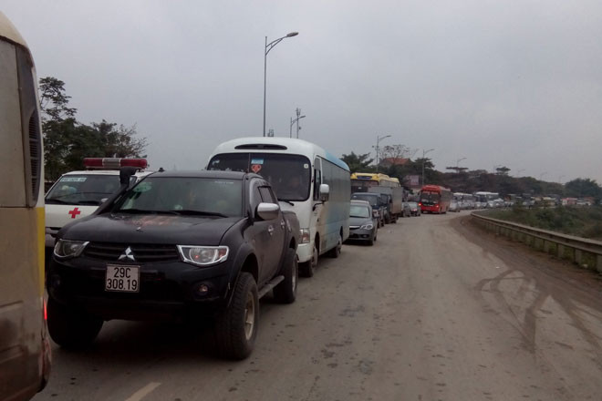 Hàng trăm phương tiện nối đuôi nhau “nằm chờ” do bị ùn ứ giao thông Hàng trăm phương tiện nối đuôi nhau “nằm chờ” do bị ùn ứ giao thông