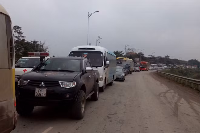 Hàng trăm phương tiện nối đuôi nhau “nằm chờ” do bị ùn ứ giao thông