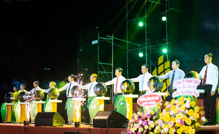 Đại biểu thực hiện nghi thức khai mạc Lễ hội Xoài năm 2023.