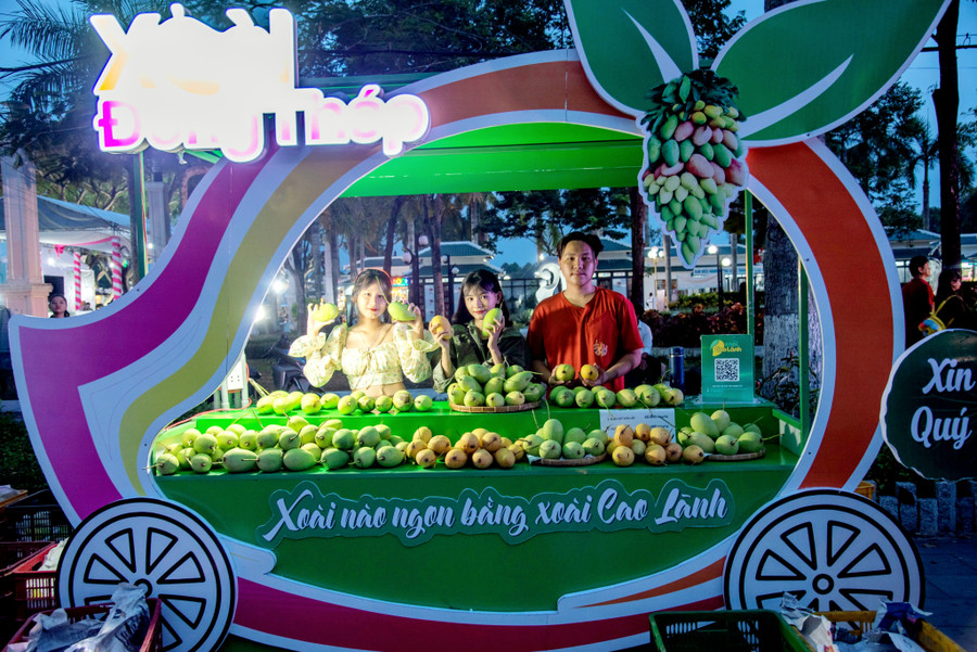 Nhà vườn bày bán xoài trang trí đẹp mắt. Nhà vườn bày bán xoài trang trí đẹp mắt.