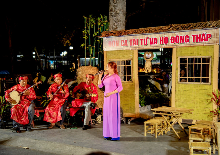 Hoạt động đàn ca tài tử diễn ra trong lễ hội. Hoạt động đàn ca tài tử diễn ra trong lễ hội.
