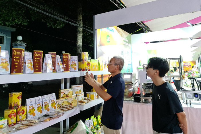 Góc trưng bày các sản phẩm chế biến từ xoài đạt chứng nhận OCOP. Góc trưng bày các sản phẩm chế biến từ xoài đạt chứng nhận OCOP.