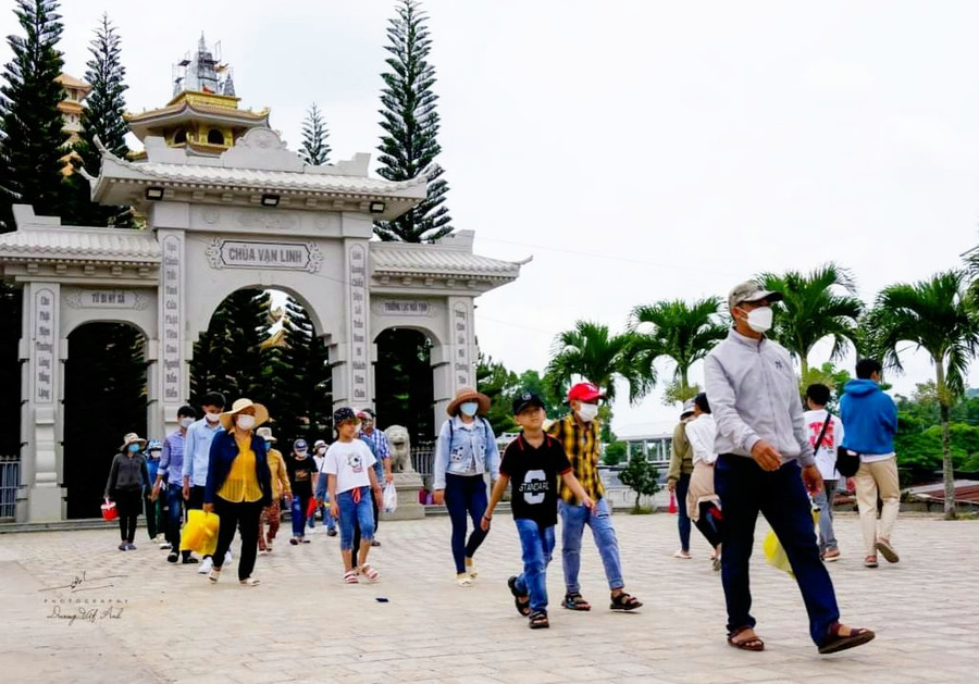 Khu du lịch Núi Cấm, một trong các điểm thu hút đông khách tham quan, cúng viếng nhất. Khu du lịch Núi Cấm, một trong các điểm thu hút đông khách tham quan, cúng viếng nhất.