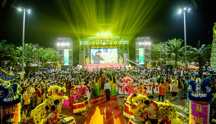 Đêm khai mạc Lễ hội Xoài có hàng nghìn người dân và du khách đến theo dõi. Đêm khai mạc Lễ hội Xoài có hàng nghìn người dân và du khách đến theo dõi.