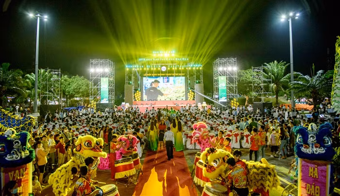 Đêm khai mạc Lễ hội Xoài có hàng nghìn người dân và du khách đến theo dõi.