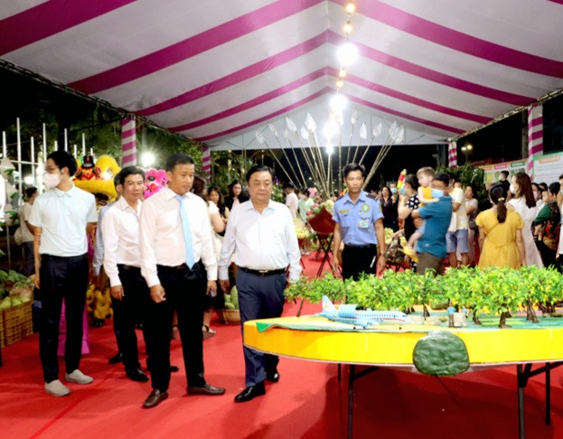 Ông Lê Minh Hoan - Bộ trưởng Bộ Nông nghiệp và Phát triển nông thôn và ông Nguyễn Phước Thiện – Phó Chủ tịch UBND tỉnh Đồng Tháp, Trưởng Ban tổ chức Lễ hội tham quan khu trưng bày chuỗi ngành hàng xoài Ông Lê Minh Hoan - Bộ trưởng Bộ Nông nghiệp và Phát triển nông thôn và ông Nguyễn Phước Thiện – Phó Chủ tịch UBND tỉnh Đồng Tháp, Trưởng Ban tổ chức Lễ hội tham quan khu trưng bày chuỗi ngành hàng xoài
