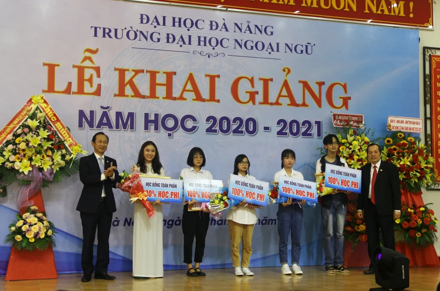 Trao học bổng cho thủ khoa đầu vào khóa tuyển sinh năm 2020