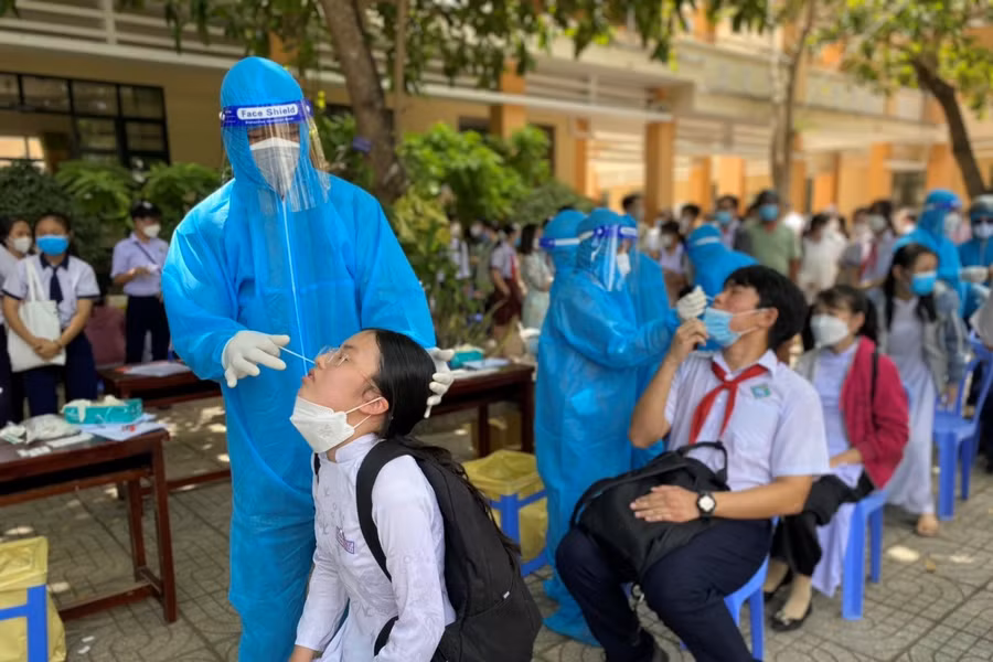 Học sinh được test Covid-19 trước giờ thi tại Trường THCS Lê Ngọc Hân, TP Mỹ Tho.