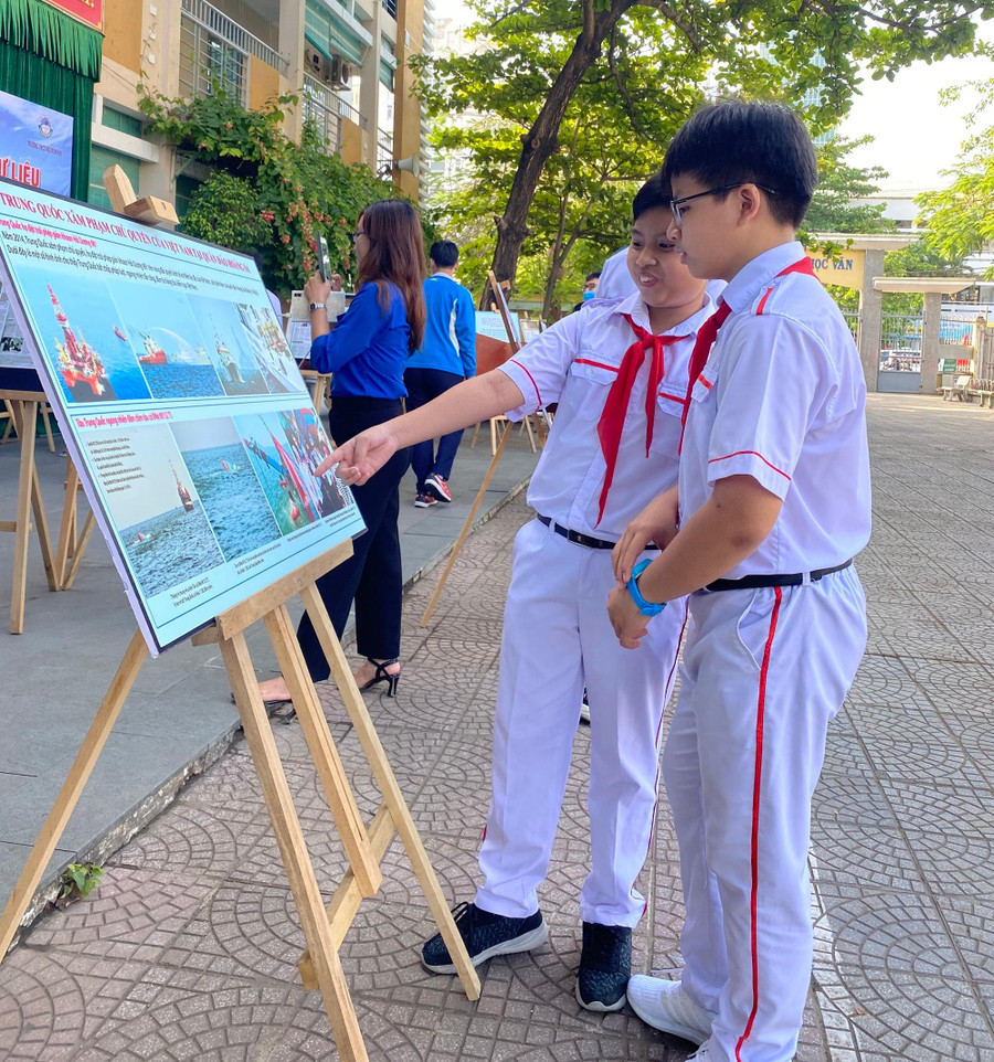 Học sinh Trường THCS Nguyễn Huệ tham gia triển lãm lưu động Hoàng Sa - Trường Sa là của Việt Nam. Học sinh Trường THCS Nguyễn Huệ tham gia triển lãm lưu động Hoàng Sa - Trường Sa là của Việt Nam.