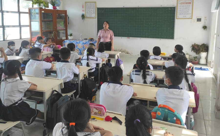 Cô, trò Trường Tiểu học Âu Dương Lân, TP Mỹ Tho, Tiền Giang. Ảnh: Q. Ngữ Cô, trò Trường Tiểu học Âu Dương Lân, TP Mỹ Tho, Tiền Giang. Ảnh: Q. Ngữ