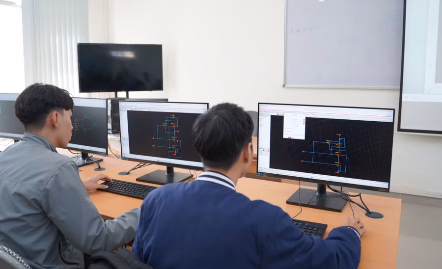 Giờ thực hành thiết kế vi mạch của sinh viên Trường Đại học Bách khoa (Đại học Đà Nẵng). Ảnh: NTCC