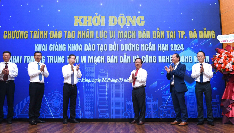 Lãnh đạo thành phố Đà Nẵng cùng ĐH Đà Nẵng và các doanh nghiệp, viện, trường khởi động chương trình đào tạo nhân lực vi mạch bán dẫn. Ảnh: NTCC Lãnh đạo thành phố Đà Nẵng cùng ĐH Đà Nẵng và các doanh nghiệp, viện, trường khởi động chương trình đào tạo nhân lực vi mạch bán dẫn. Ảnh: NTCC