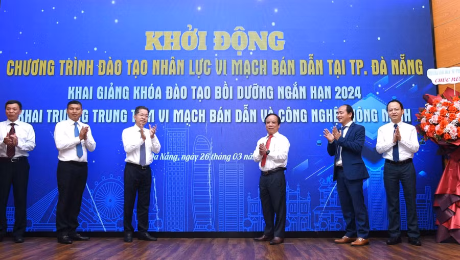 Lãnh đạo thành phố Đà Nẵng cùng ĐH Đà Nẵng và các doanh nghiệp, viện, trường khởi động chương trình đào tạo nhân lực vi mạch bán dẫn. Ảnh: NTCC