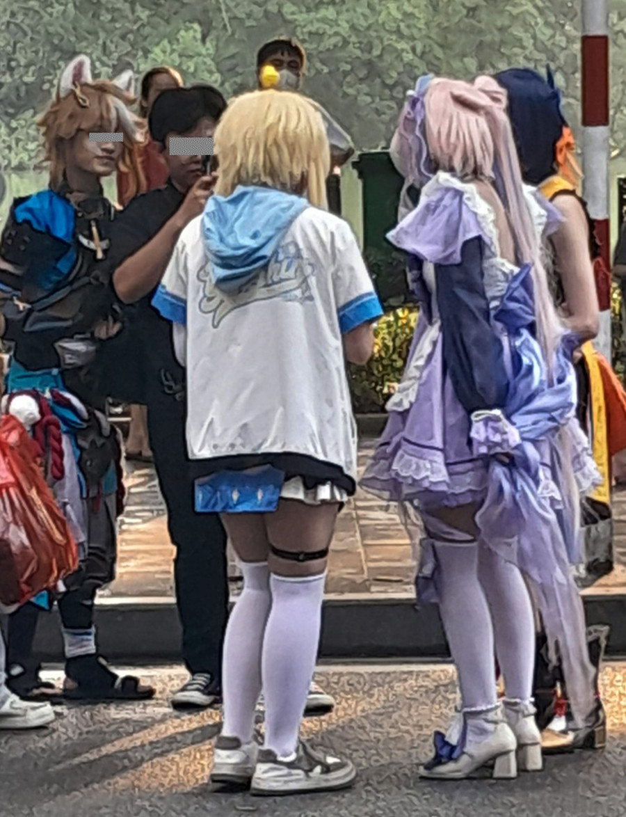 Thời trang của giới trẻ trong một sự kiện văn hóa tại hồ Hoàn Kiếm (Hà Nội). Ảnh: Trần Văn