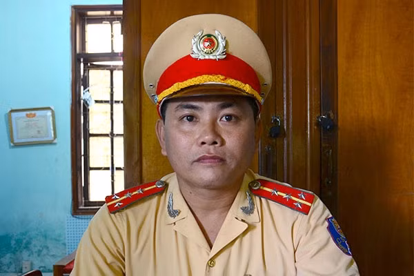 Đại úy Nguyễn Văn Hợi, cán bộ Đội CSGT huyện Nam Đàn, Nghệ An 30