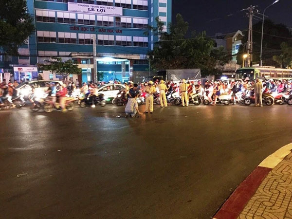 Khu vực vòng xoay nơi xảy ra vụ hai cô gái đâm chết thanh niên trên phố. Ảnh: Công an TPHCM