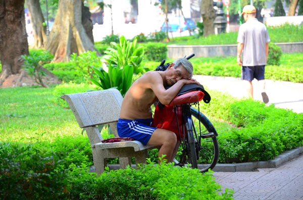 Những kiểu tránh nắng chỉ có ở Thủ đô