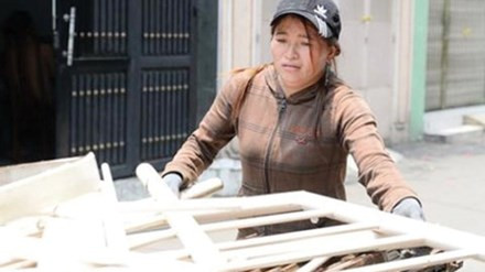Người lạ đua nhau đến vay tiền "tỷ phú ve chai" ảnh 1 Hằng ngày chị Hồng vừa đi mua ve chai vừa chờ đợi điện thoại của công an gọi đến. Ảnh: Ngô Bình