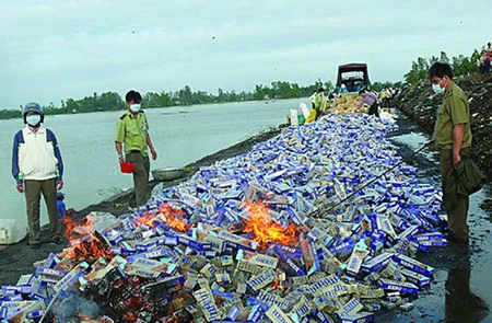 Lực lượng chức năng tiêu hủy thuốc lá lậu