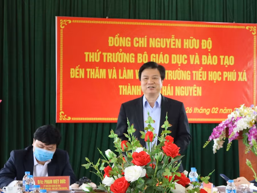 Thứ trưởng Nguyễn Hữu Độ kiểm tra thực tế tại trường Tiểu học Phú Xá (TP Thái Nguyên)