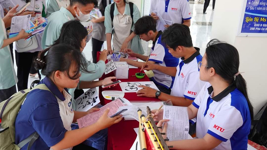 Học sinh tham quan gian trưng bày của Câu lạc Bộ Thư pháp Trường ĐH Xây dựng Miền Tây. Học sinh tham quan gian trưng bày của Câu lạc Bộ Thư pháp Trường ĐH Xây dựng Miền Tây.
