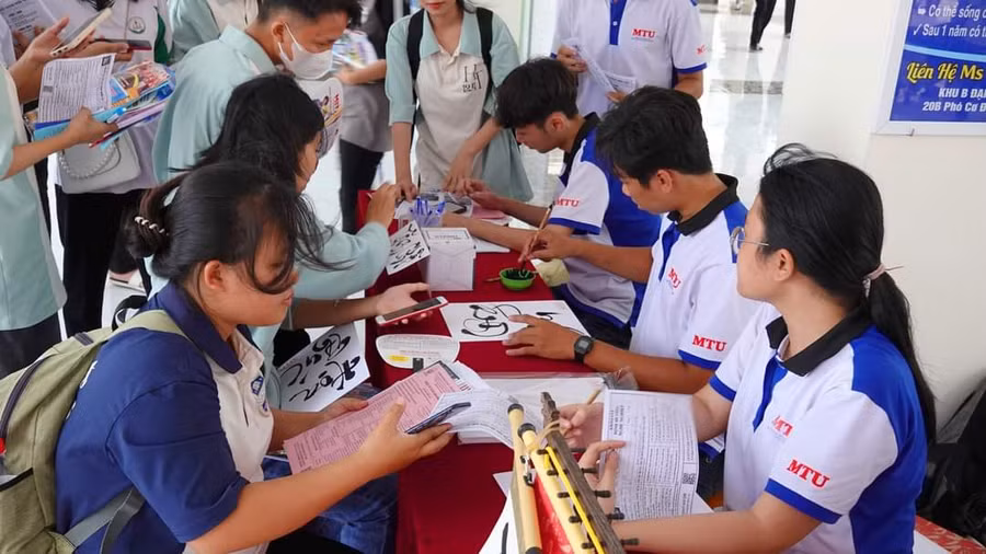 Học sinh tham quan gian trưng bày của Câu lạc Bộ Thư pháp Trường ĐH Xây dựng Miền Tây.