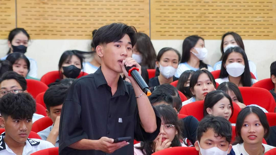 Học sinh đặt câu hỏi cho Ban tư vấn. Học sinh đặt câu hỏi cho Ban tư vấn.