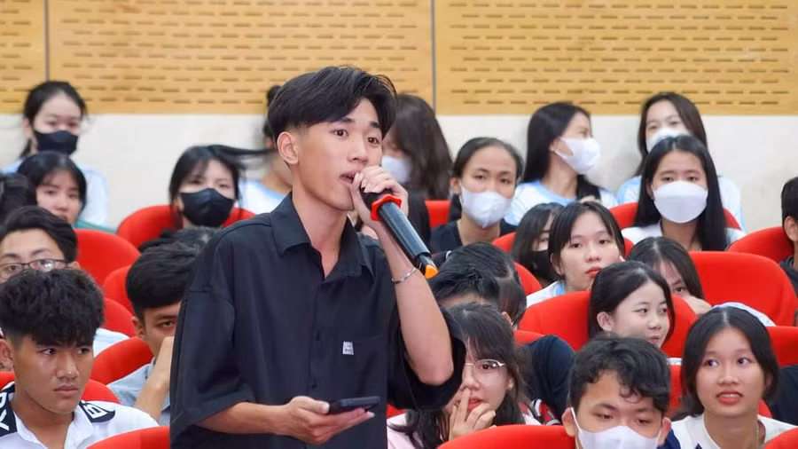 Học sinh đặt câu hỏi cho Ban tư vấn.