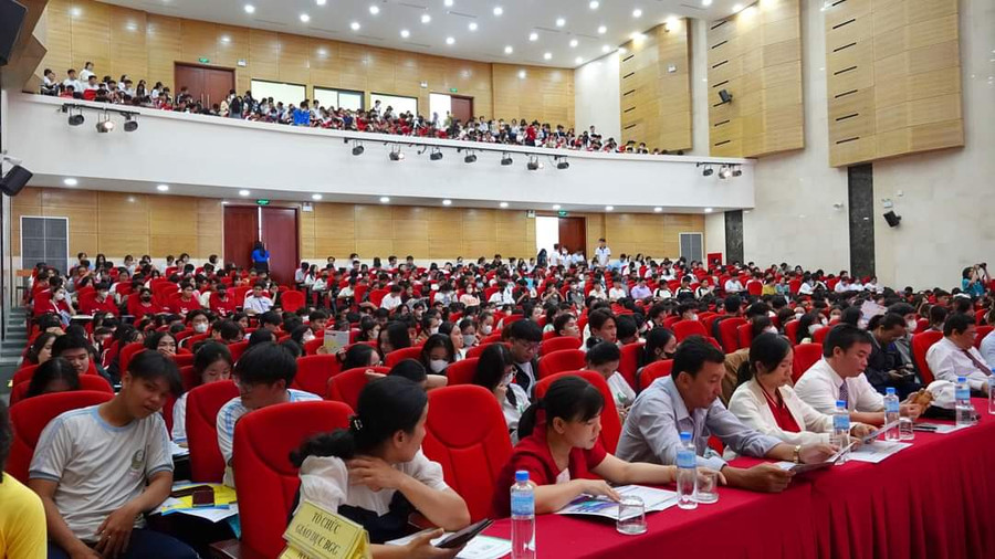 Đông đảo học sinh lớp 12 tham gia chương trình. Đông đảo học sinh lớp 12 tham gia chương trình.