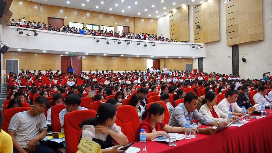 Đông đảo học sinh lớp 12 tham gia chương trình.