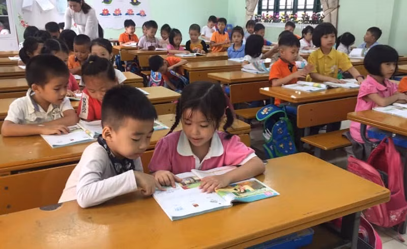 HS lớp 1 luôn được GV quan tâm, hỗ trợ để học tập tốt. Ảnh: Đức Trí 